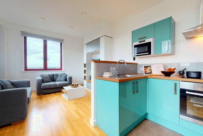 2 Bedroom Flat To Rent In Wade Lane, Leeds, West Yorkshire, LS2