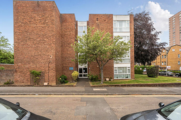 2 Bedroom Apartment For Sale In Cedar Gardens, Sutton, SM2