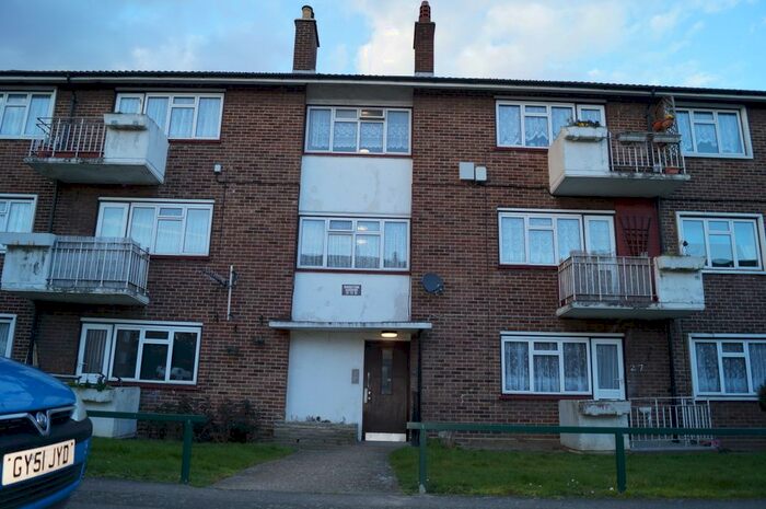 2 Bedroom Flat To Rent In Shenstone Gardens, Romford, RM3