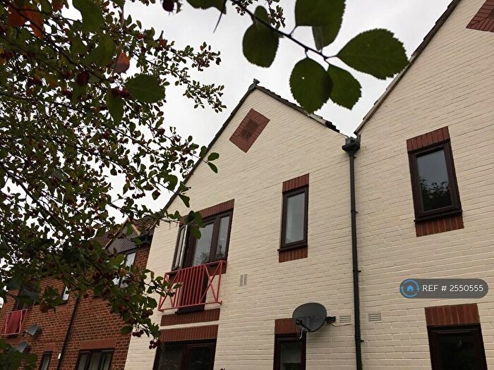 1 Bedroom Flat To Rent In Rex Court, Haslemere, GU27