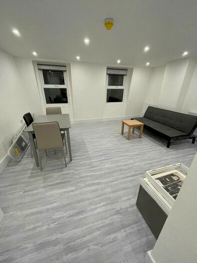 2 Bedroom Flat To Rent In Goldhawk Road, Hammersmith, W12