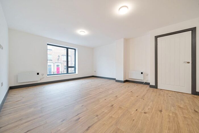 1 Bedroom Flat To Rent In High Street, Rochester, Kent., ME1