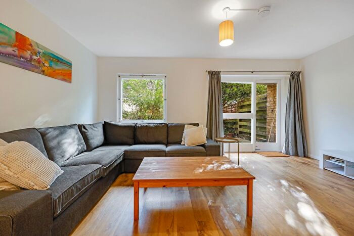 3 Bedroom Maisonette To Rent In Nelson Square, Southwark, SE1