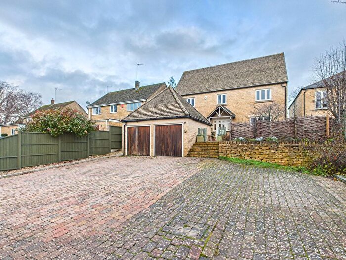 4 Bedroom Detached House For Sale In Wychwood Close, Charlbury, Chipping Norton, OX7
