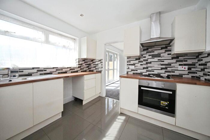 3 Bedroom Semi-Detached House For Sale In Hanswick Close, Luton, LU2