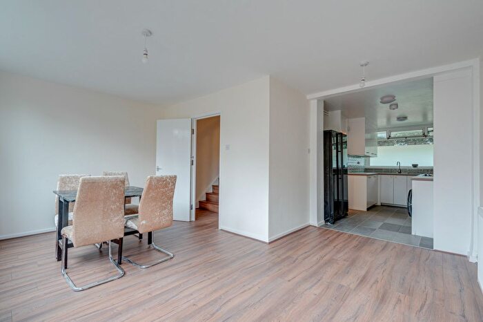 3 Bedroom Flat To Rent In New Orleans Walk, Crouch Hill, London, N19