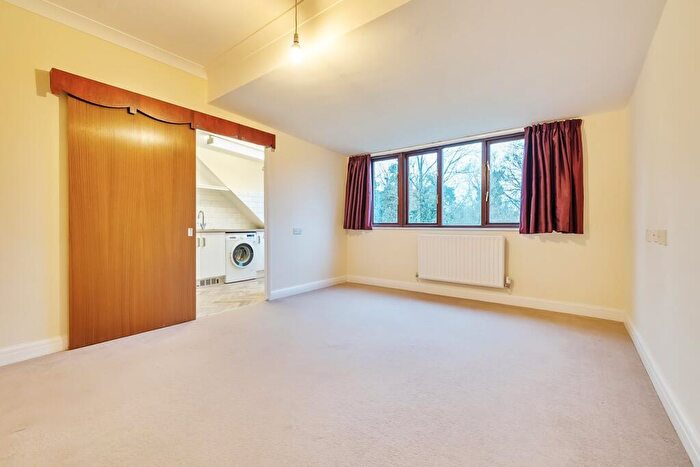 1 Bedroom Retirement Property For Sale In Emmbrook Court, Reading, RG6