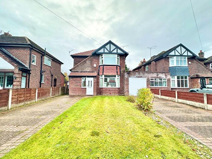 3 Bedroom Detached House For Sale In Greenway Close, Sale, Greater Manchester, M33