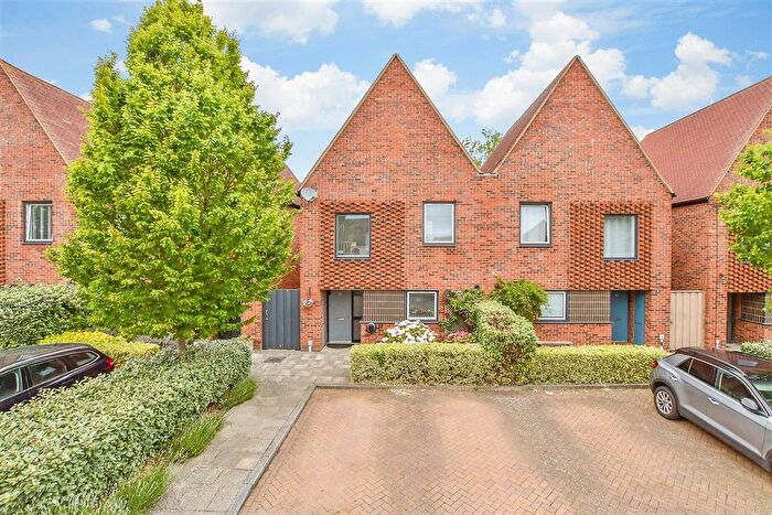 3 Bedroom Semi-Detached House For Sale In Elliotts Way, Chatham, Kent, ME4