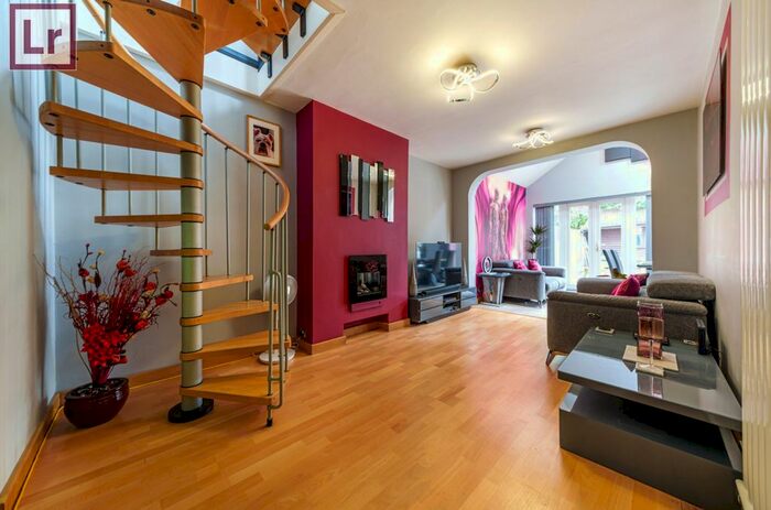 2 Bedroom Semi-detached Bungalow For Sale In Sandown Way, Northolt, UB5