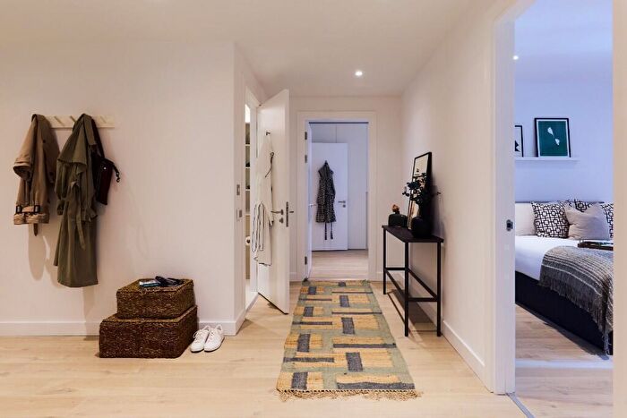 3 Bedroom Apartment To Rent In New Drum Street, Tower Hamlets, London, E1