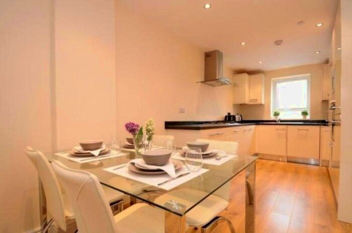 4 Bedroom End Of Terrace House To Rent In High Road, New Southgate, London, N11
