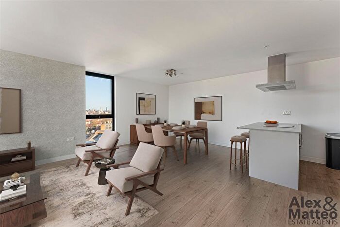 3 Bedroom Flat To Rent In Rotherhithe New Road, Bermondsey, SE16