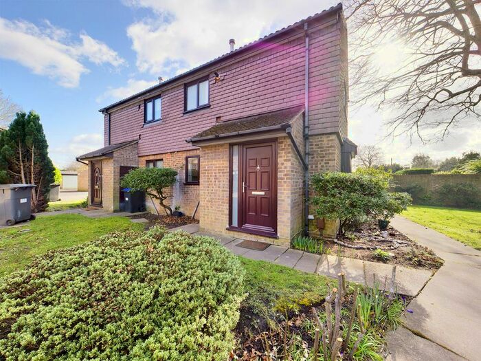 1 Bedroom Detached House To Rent In Countisbury Gardens, Addlestone, Surrey, KT15