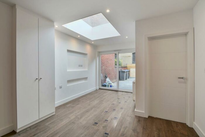 2 Bedroom Flat To Rent In Aldershot Road London, NW6