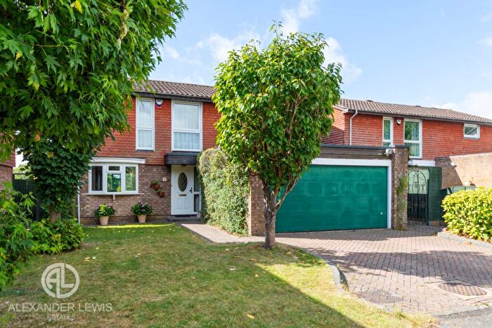 4 Bedroom Detached House For Sale In Lapwing Dell, Letchworth Garden City, SG6