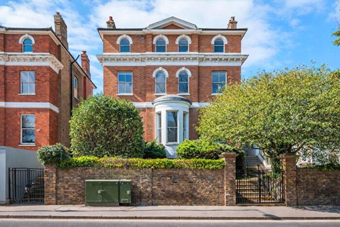 2 Bedroom Flat To Rent In Queens Road, Richmond, TW10
