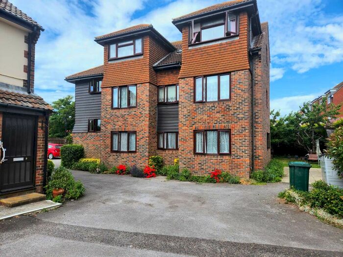 2 Bedroom Flat To Rent In Grant Close, Selsey, PO20