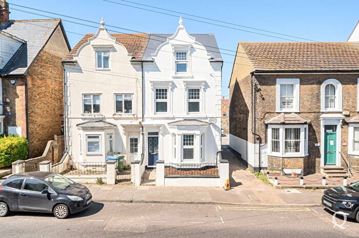 4 Bedroom Semi-detached House For Sale In Park Road, Sittingbourne, Kent, ME10