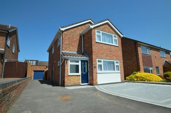 3 Bedroom Detached House To Rent In Three Oaks Close, Ickenham, UB10