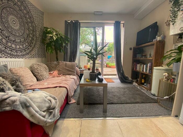 1 Bedroom Flat To Rent In Treherbert Street, Cardiff(City), CF24