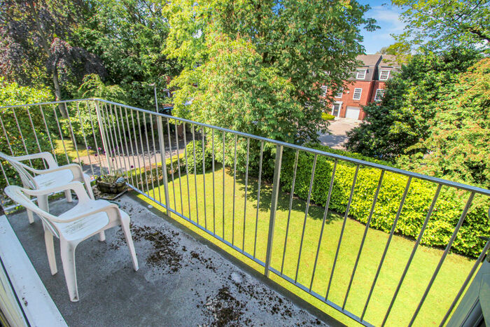 2 Bedroom Apartment To Rent In Beech Court, Willowbank, M14
