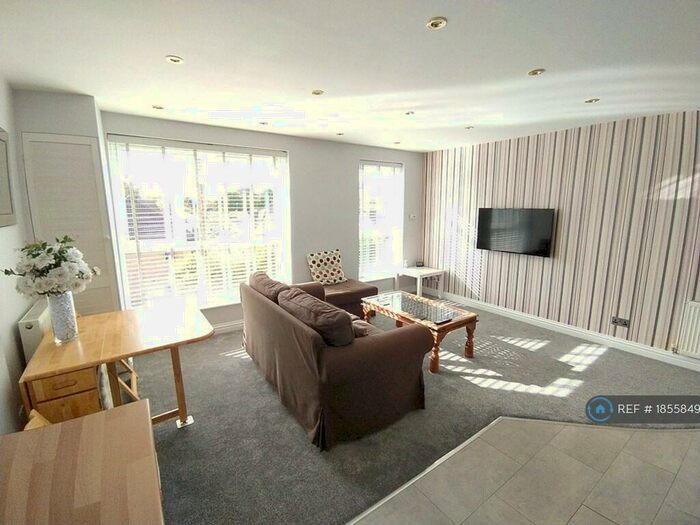 3 Bedroom Flat To Rent In Blind Lane, Bourne End, SL8