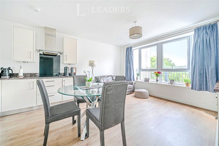 2 Bedroom Flat For Sale In Sovereign Way, Tonbridge, Kent, TN9
