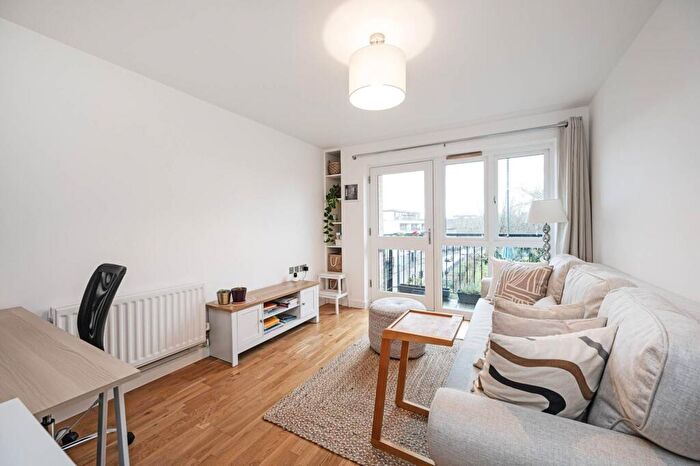 1 Bedroom Flat To Rent In Wodeham Gardens, , Tower Hamlets, London, E1
