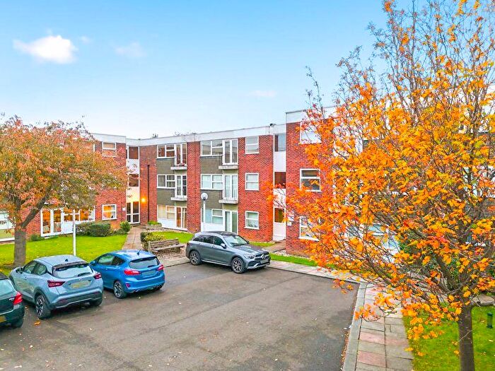 2 Bedroom Flat For Sale In Ardleigh Court, Shenfield, CM15