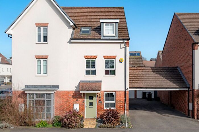 3 Bedroom Semi Detached House For Sale In Whitlock Avenue, Wokingham, Berkshire, RG40