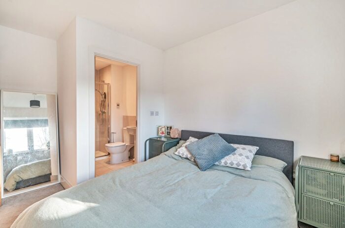 3 Bedroom Terraced House For Sale In Pinewood Way, Chichester, PO19