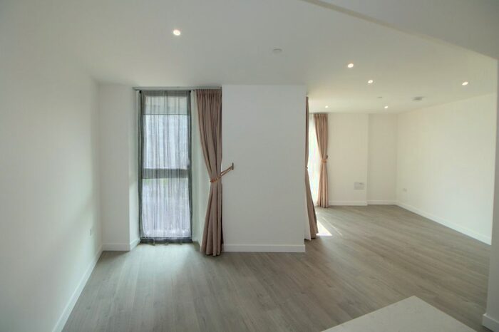 3 Bedroom Flat To Rent In Bishops Park Road, London, SW16