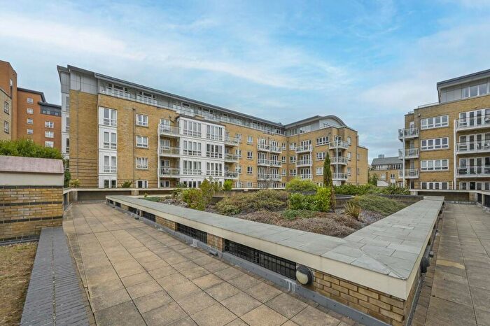 2 Bedroom Flat To Rent In St Davids Square, Canary Wharf, London, E14