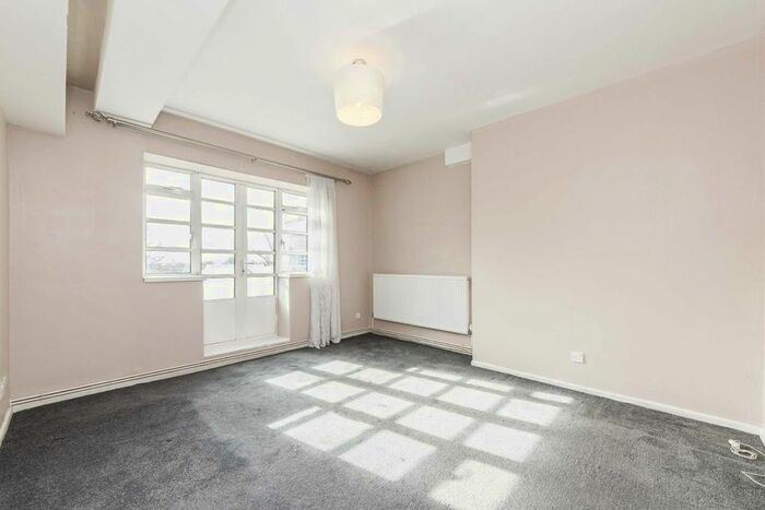 3 Bedroom Flat To Rent In Oaklands Estate, London, SW4
