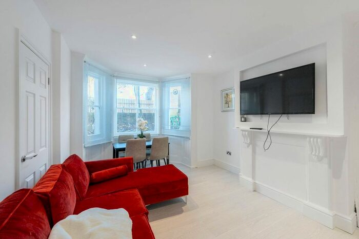 2 Bedroom Flat To Rent In Gauden Road, Clapham High Street, London, SW4