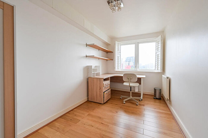 2 Bedroom Flat For Sale In Newport Avenue, Canary Wharf, London, E14