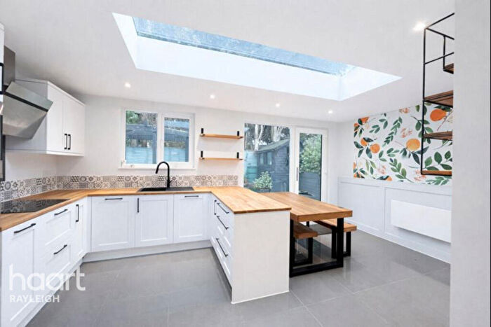 3 Bedroom Semi Detached House To Rent In Kingsley Crescent, Benfleet, SS7