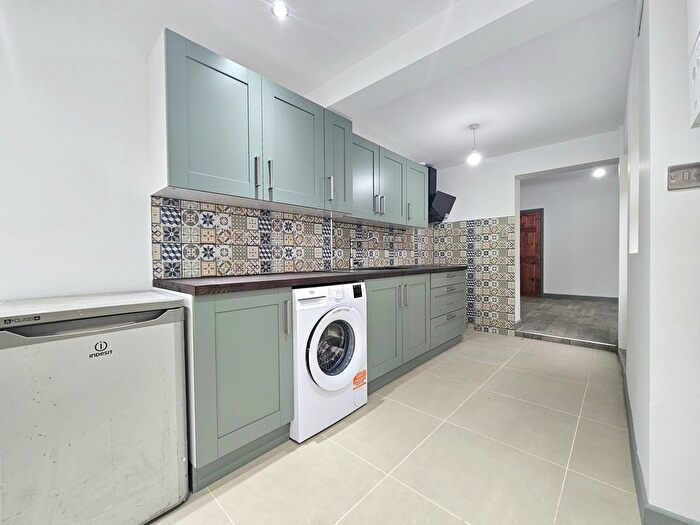 3 Bedroom End Terrace House To Rent In Keens Road, Croydon, Surrey, CR0