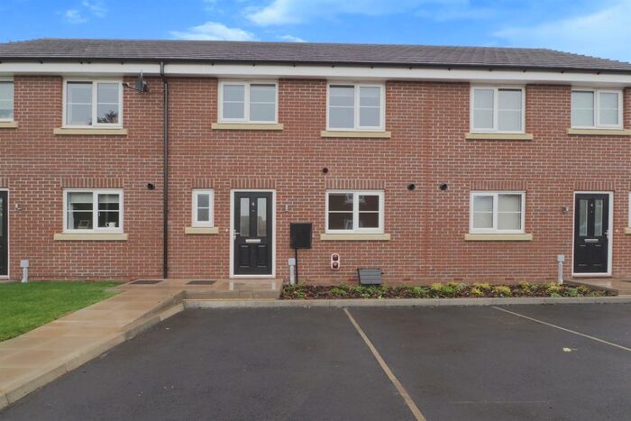 3 Bedroom Terraced House To Rent In Bedroom Property In Tunrnstone Drive, DN16