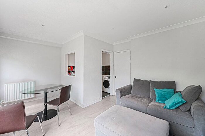 2 Bedroom Flat To Rent In Earls Court, Earls Court, London, SW5