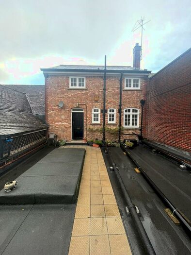 3 Bedroom Flat To Rent In High Street, Hoddesdon, EN11