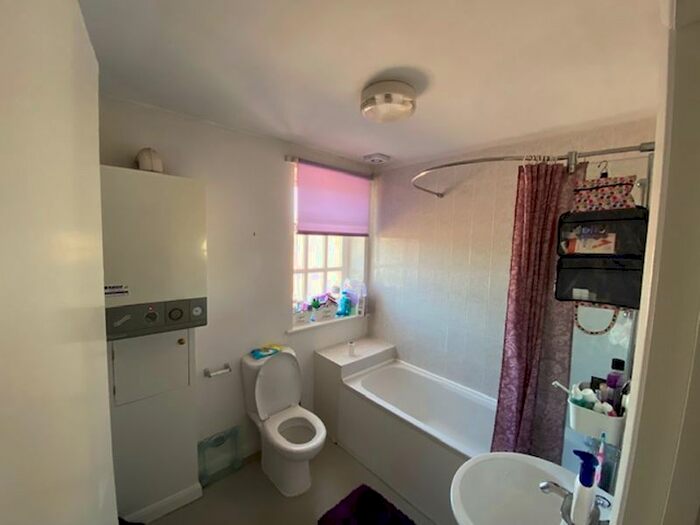 1 Bedroom Flat To Rent In Cinque Ports Street, Rye, TN31