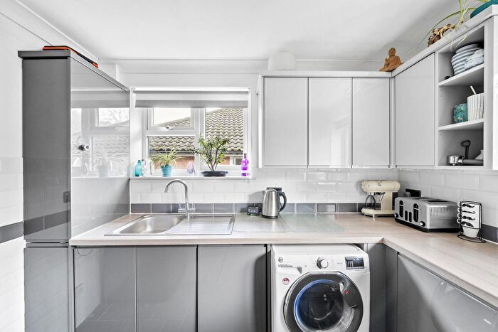 2 Bedroom Maisonette For Sale In Vernon Crescent, Cockfosters, EN4