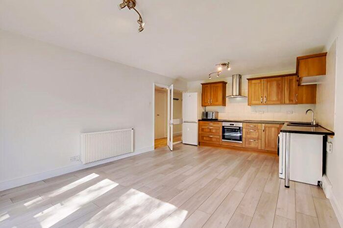 2 Bedroom Flat To Rent In Regent Square, Bow, E3