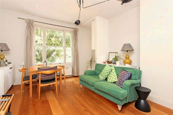2 Bedroom Flat To Rent In Keith Grove, Shepherds Bush, W12