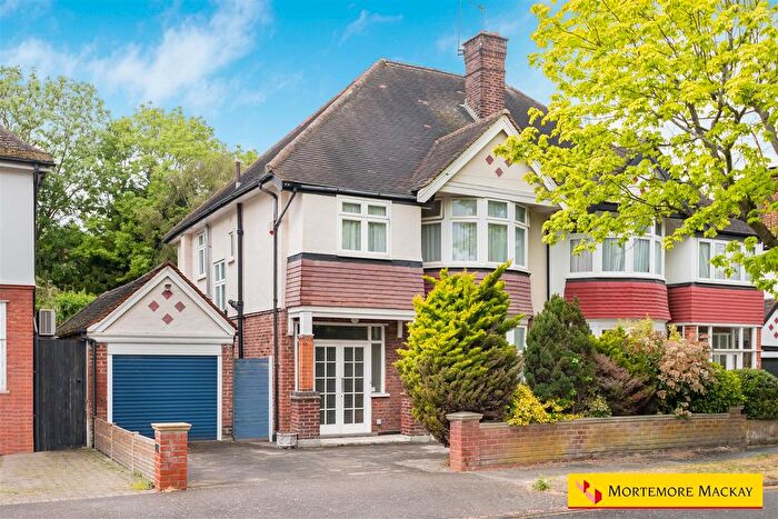 4 Bedroom Semi-Detached House For Sale In Chain Free - The Chine, London, N21