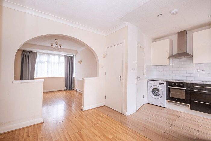 4 Bedroom Flat To Rent In Grasmere Avenue, Hounslow, TW3