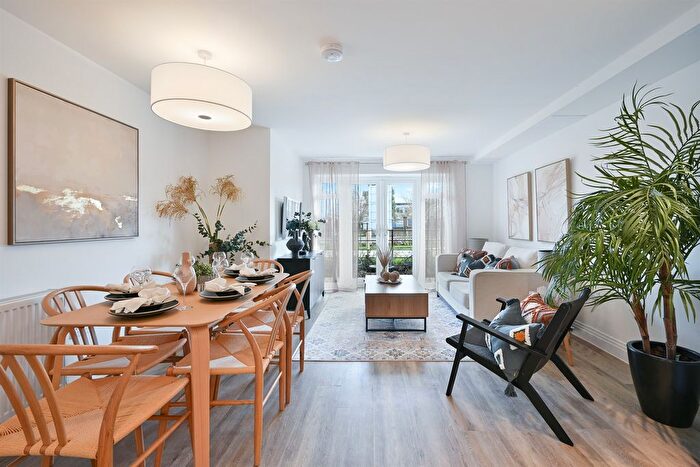 3 Bedroom Flat For Sale In Ruxley Lane, Epsom, KT19