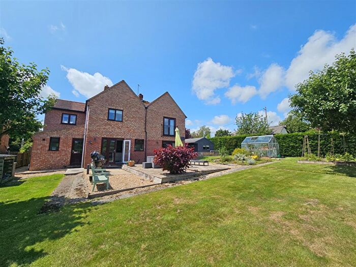 4 Bedroom Detached House For Sale In Elm Hill, Motcombe, SP7